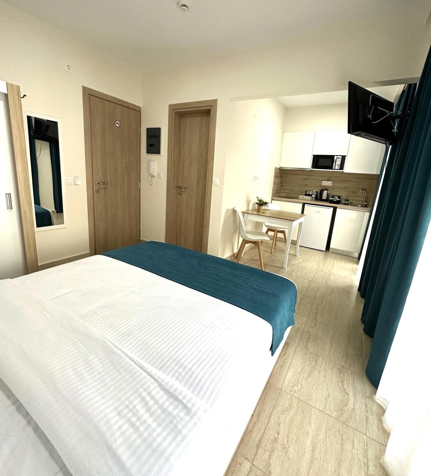Navarino Luxe Suites Peraía Exterior foto